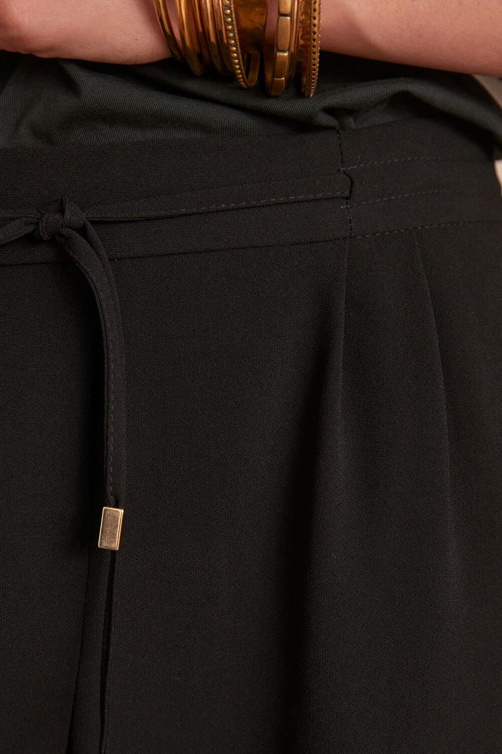 Flynn black crepe carrot trousers noir.