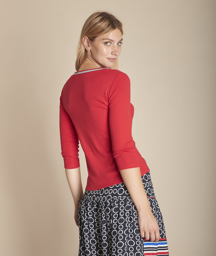 Calypso red t-shirt with fancy v-neckline red.