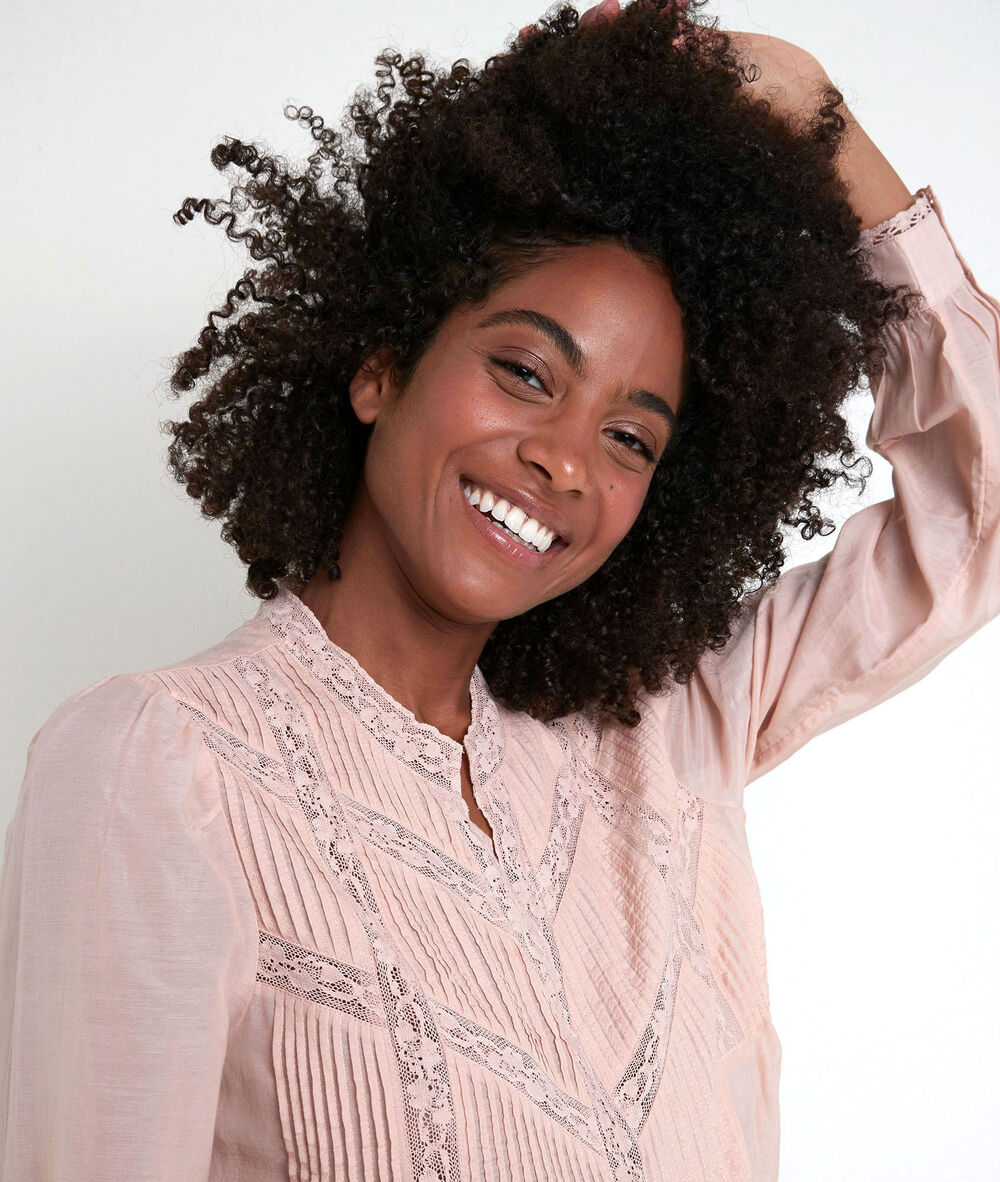 Tara lace powder blouse poudre.