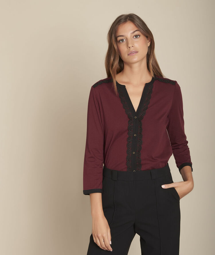 Claire t-shirt with lace neckline dark red.