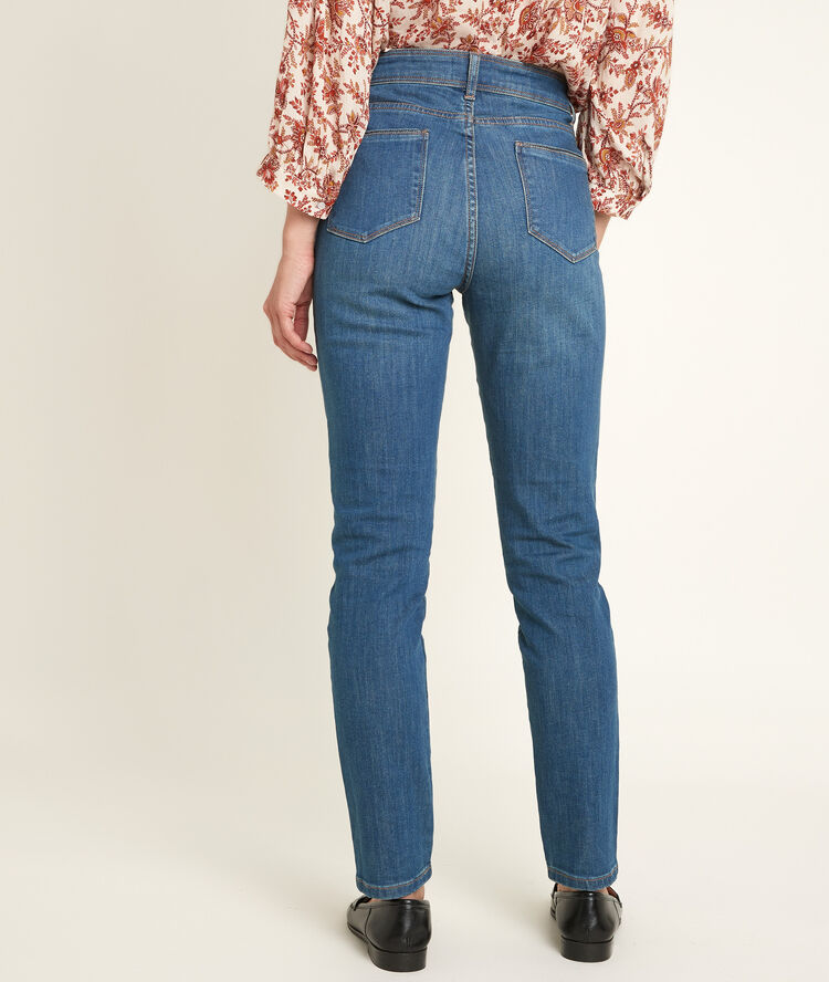 Paola, the iconic slim-fit stone-washed used jeans stone used.