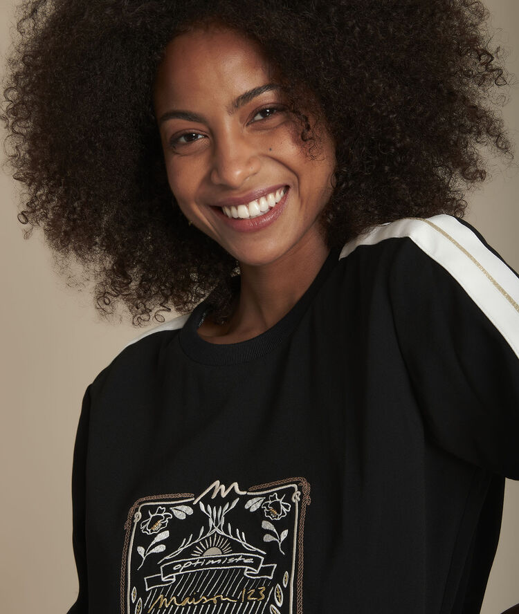 Mak embroidered sweatshirt black.