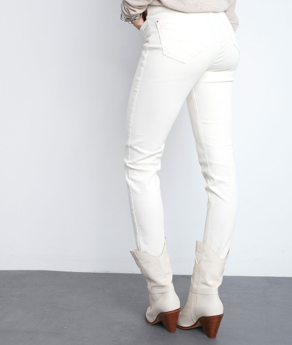 Suzy, the iconic ivory organic cotton slim-fit jeans  PhotoZ | 1-2-3