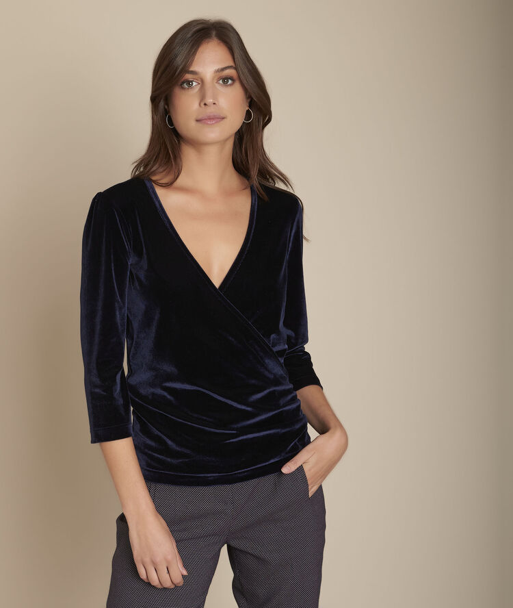 Crossover t-shirt in champagne velvet petrol blue.