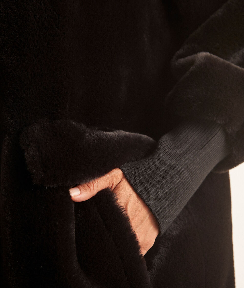 Magda black faux-fur coat PhotoZ | 1-2-3