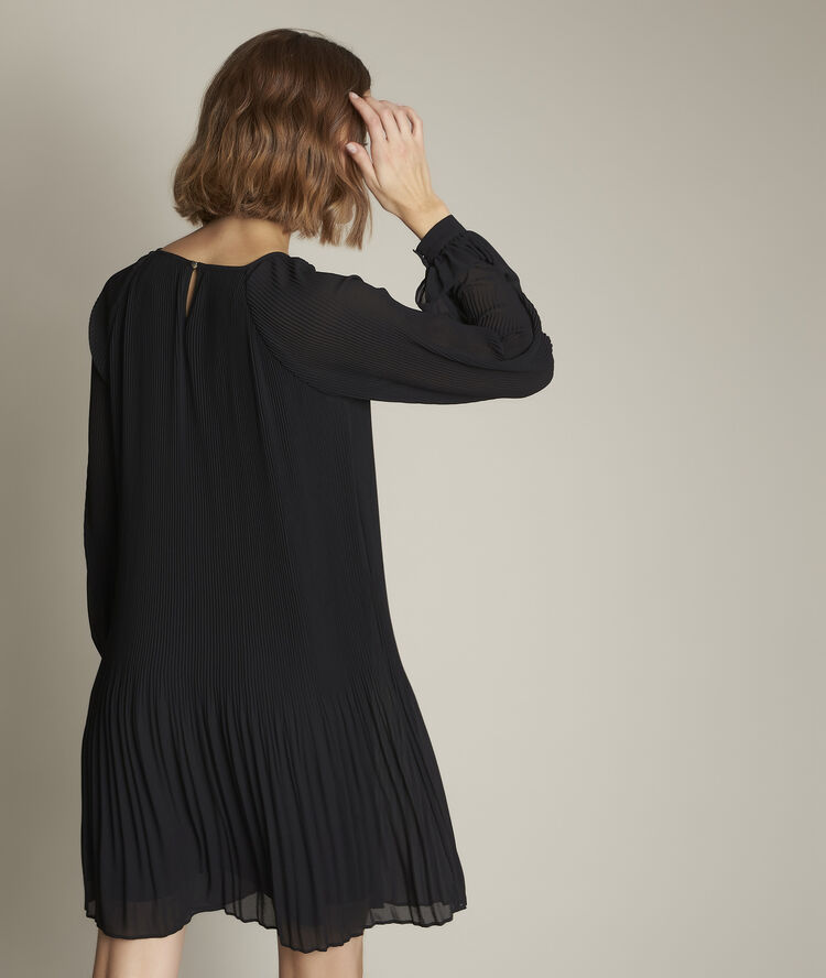Carla black pleated skirt black.