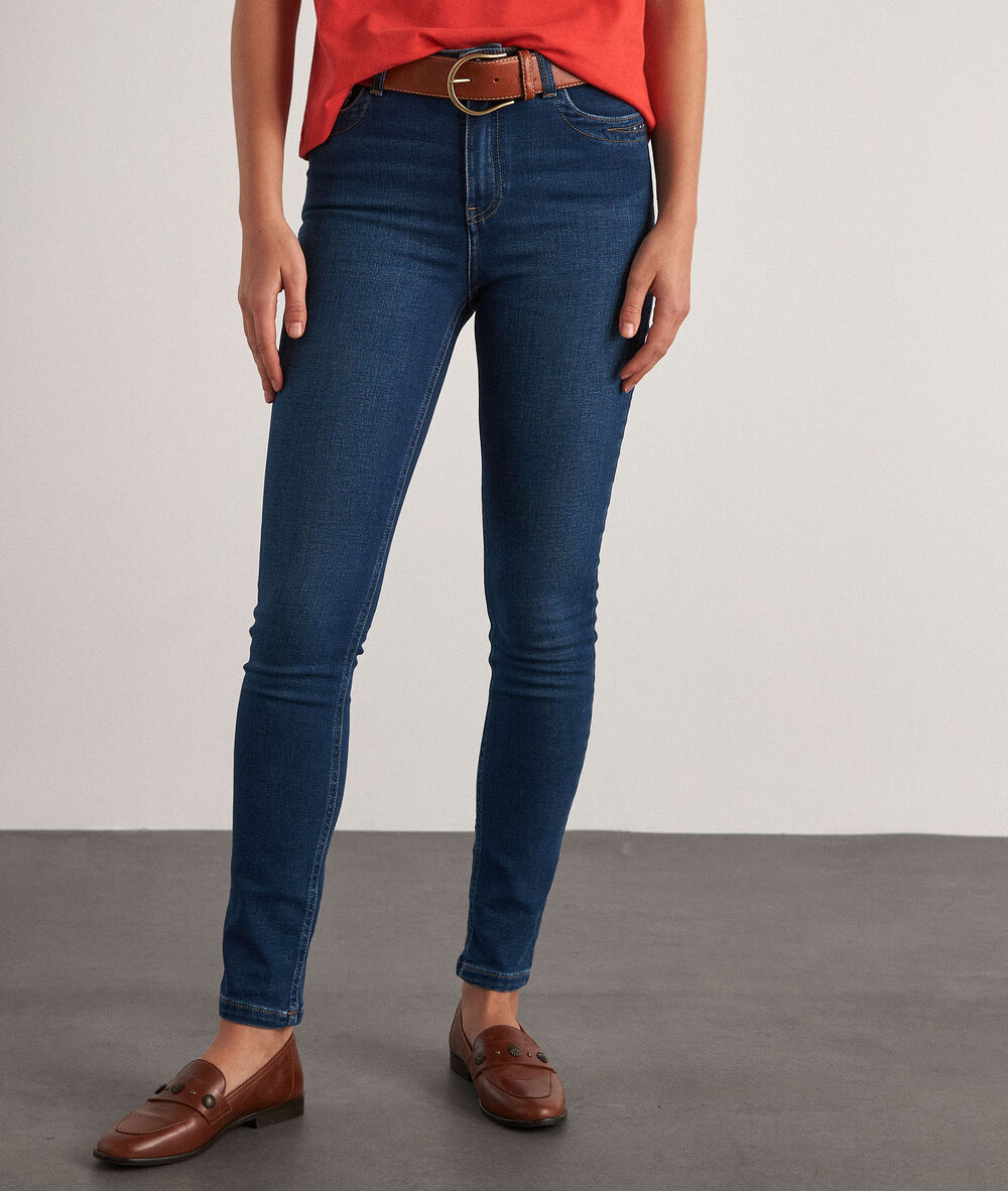 Suzy, the iconic slim-fit raw jeans denim brut.