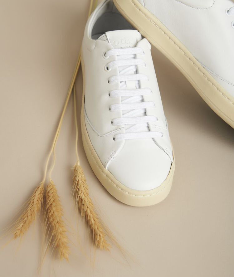 White trainers in graviere leather white.