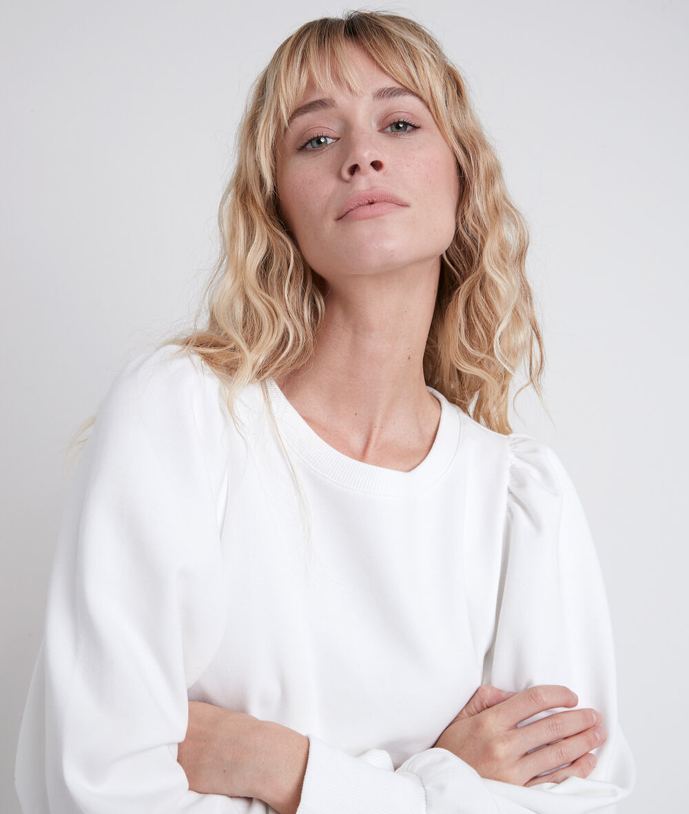 Ivao cream sweater with shoulder pads creme.