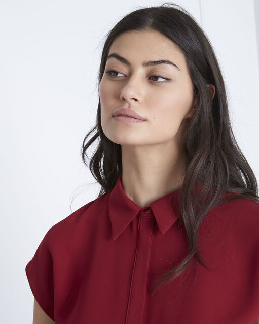 Valeria red straight-cut top dark red.