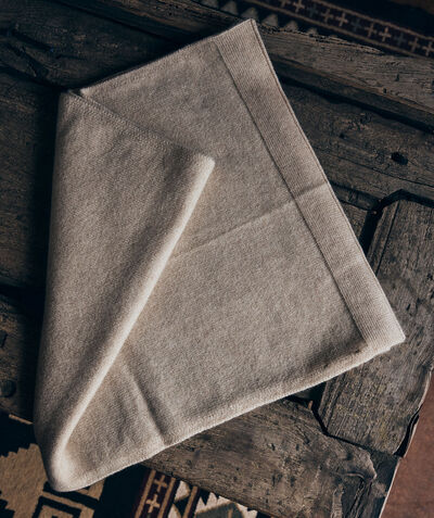Ruth beige recycled-cashmere scarf PhotoZ | 1-2-3