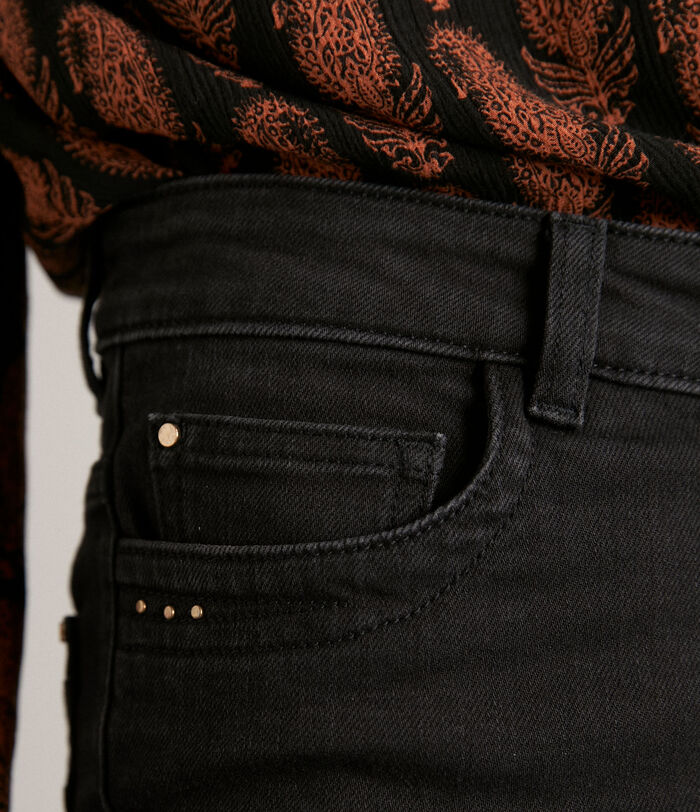 Suzy, the iconic black organic cotton slim-fit jeans PhotoZ | 1-2-3