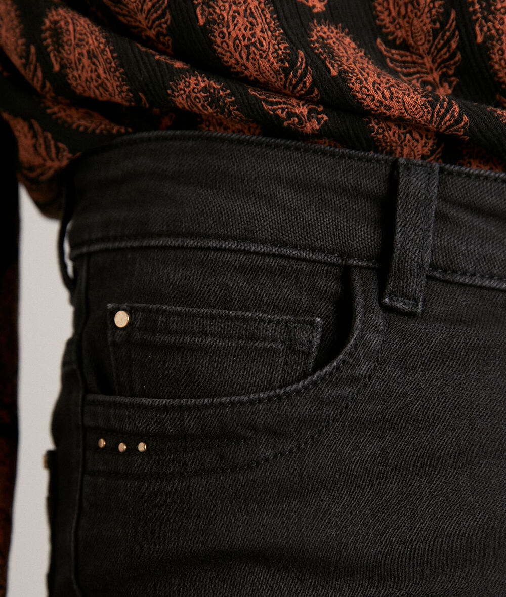 Suzy, the iconic black organic cotton slim-fit jeans PhotoZ | 1-2-3