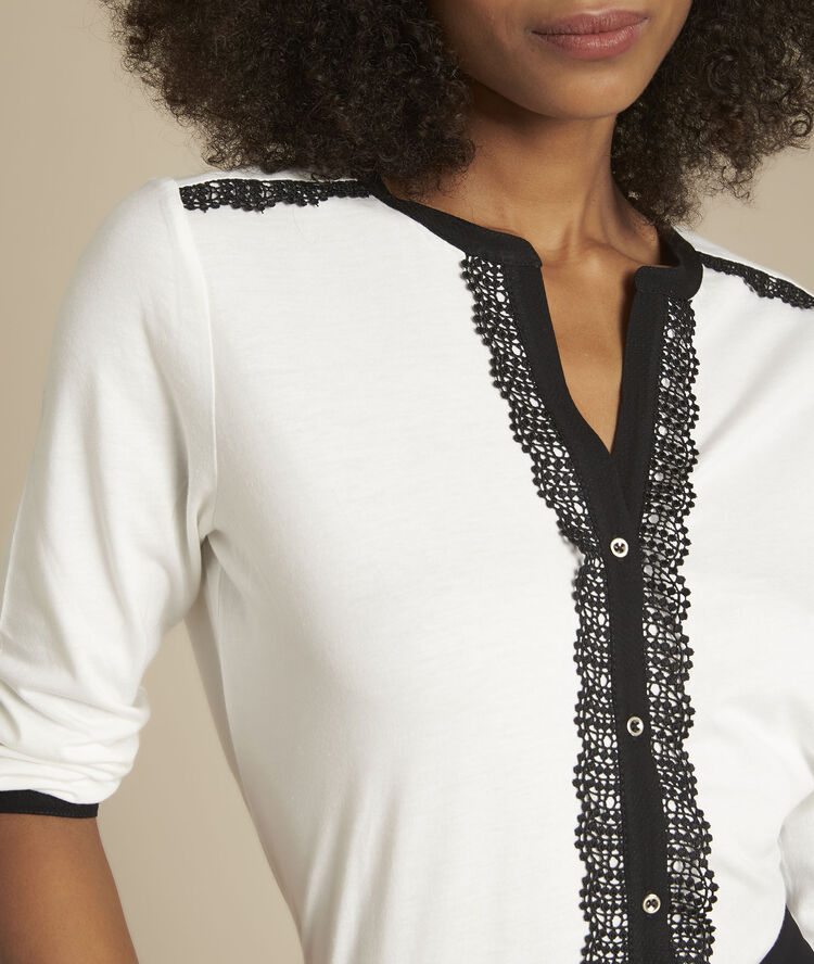 Claire t-shirt with lace neckline ecru.
