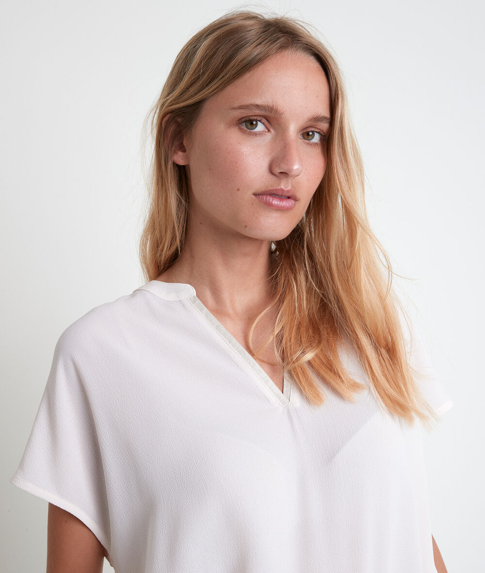 Wallas powder pink two-fabric v-neck top poudre.