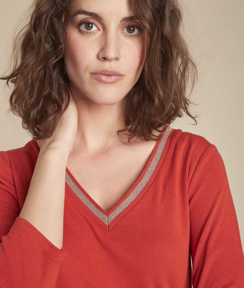 Calypso orange t-shirt with fancy v-neckline terracotta.