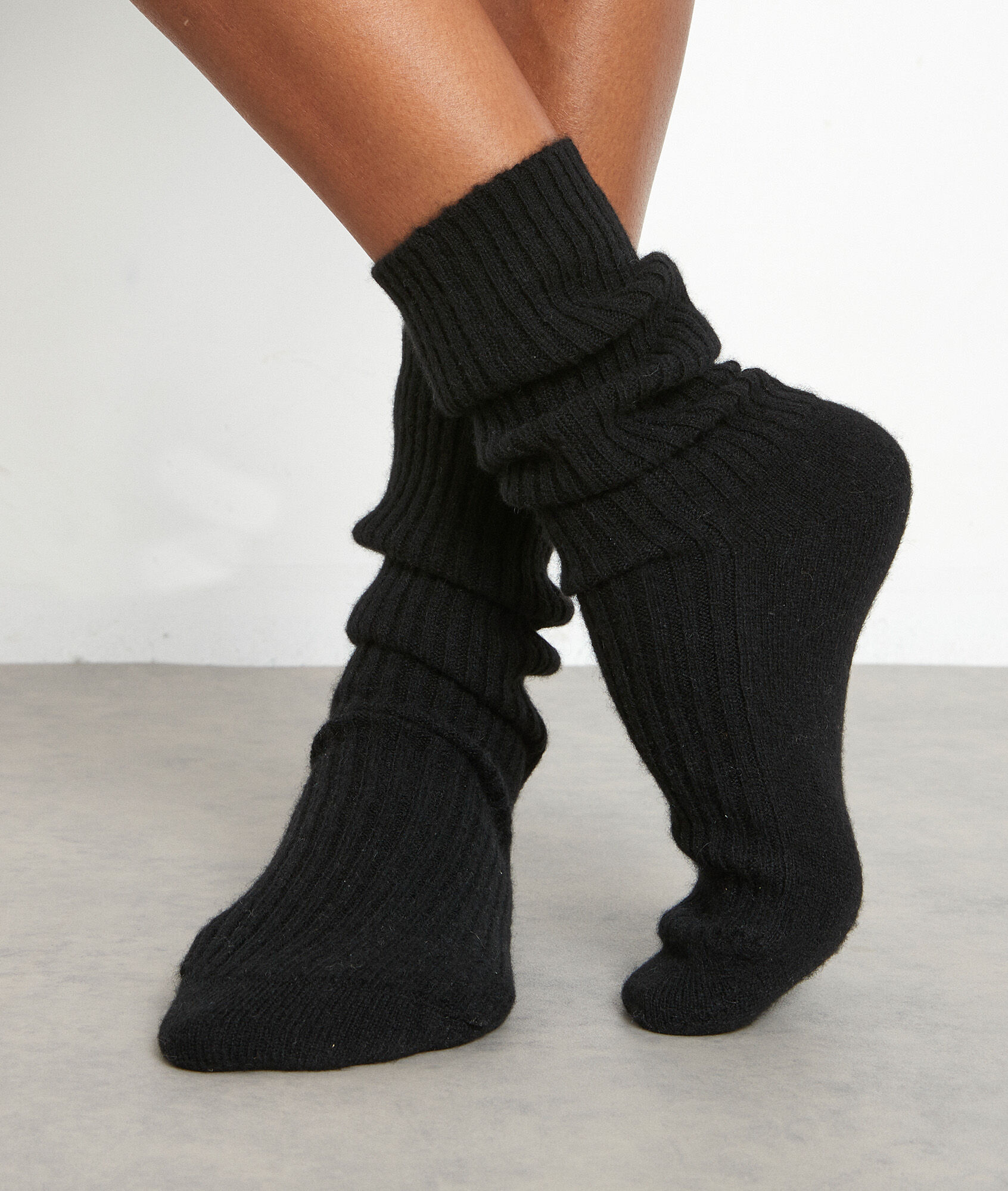THEVAN ribbed black cashmere socks 