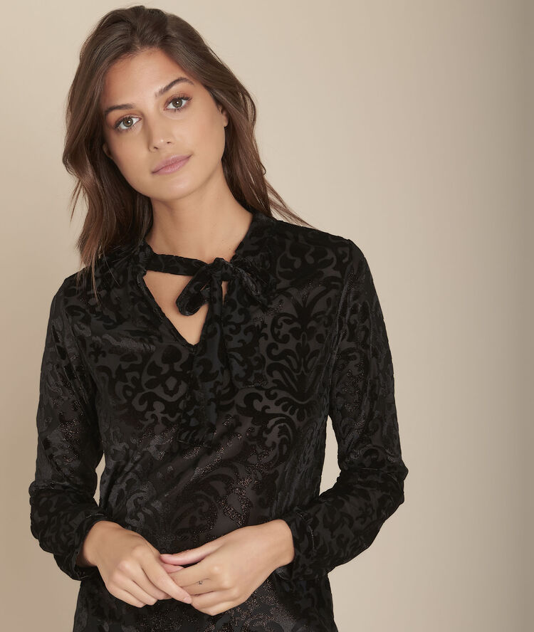 Cherazade black devor&eacute; velvet t-shirt black.