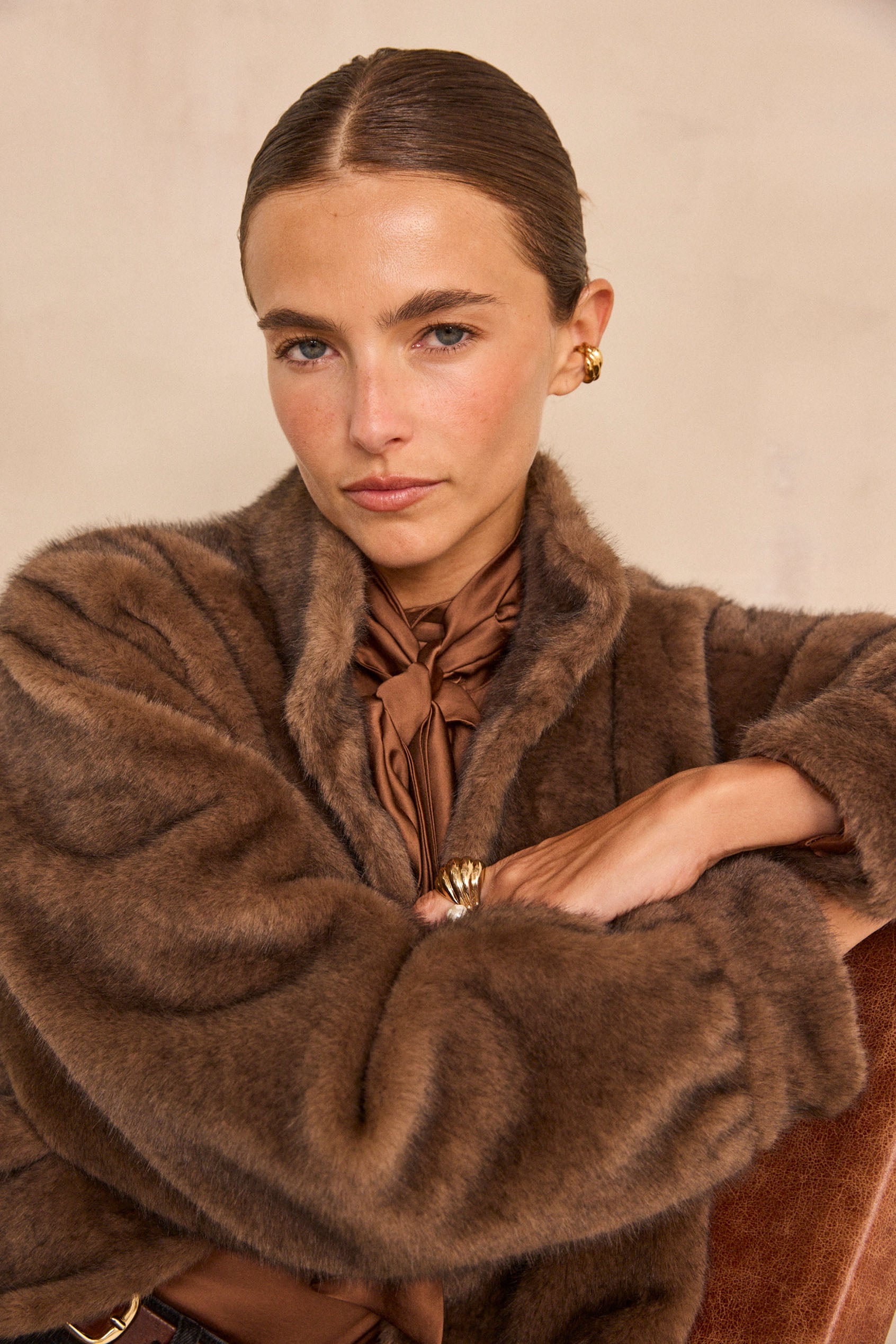 Femme portant une veste en fausse fourrure marron et un foulard en satin