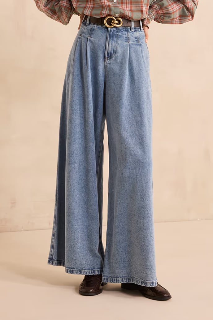 High-waisted jeans