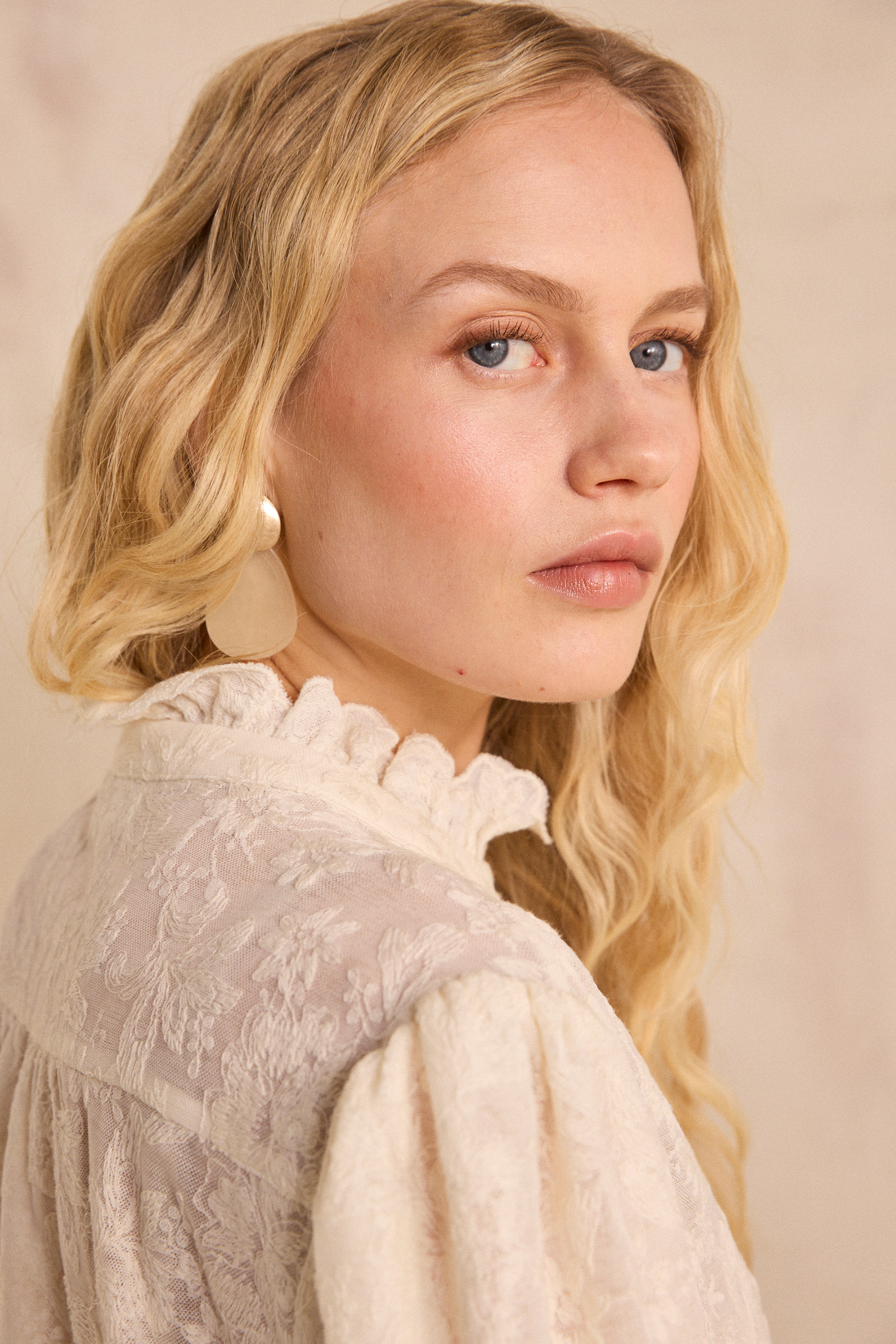 Lace blouse with puffed sleeves WONDER woman | CREAM | Maison 123