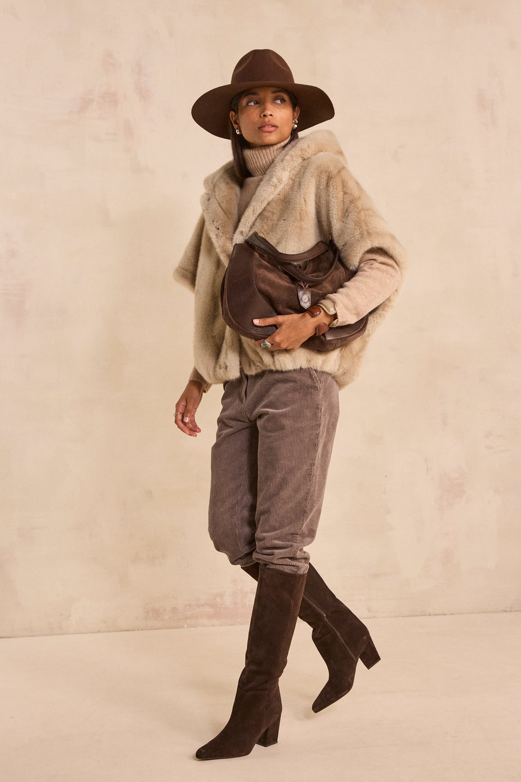Fluffy-textured cape DAYANA woman | LIGHT MOLE | Maison 123
