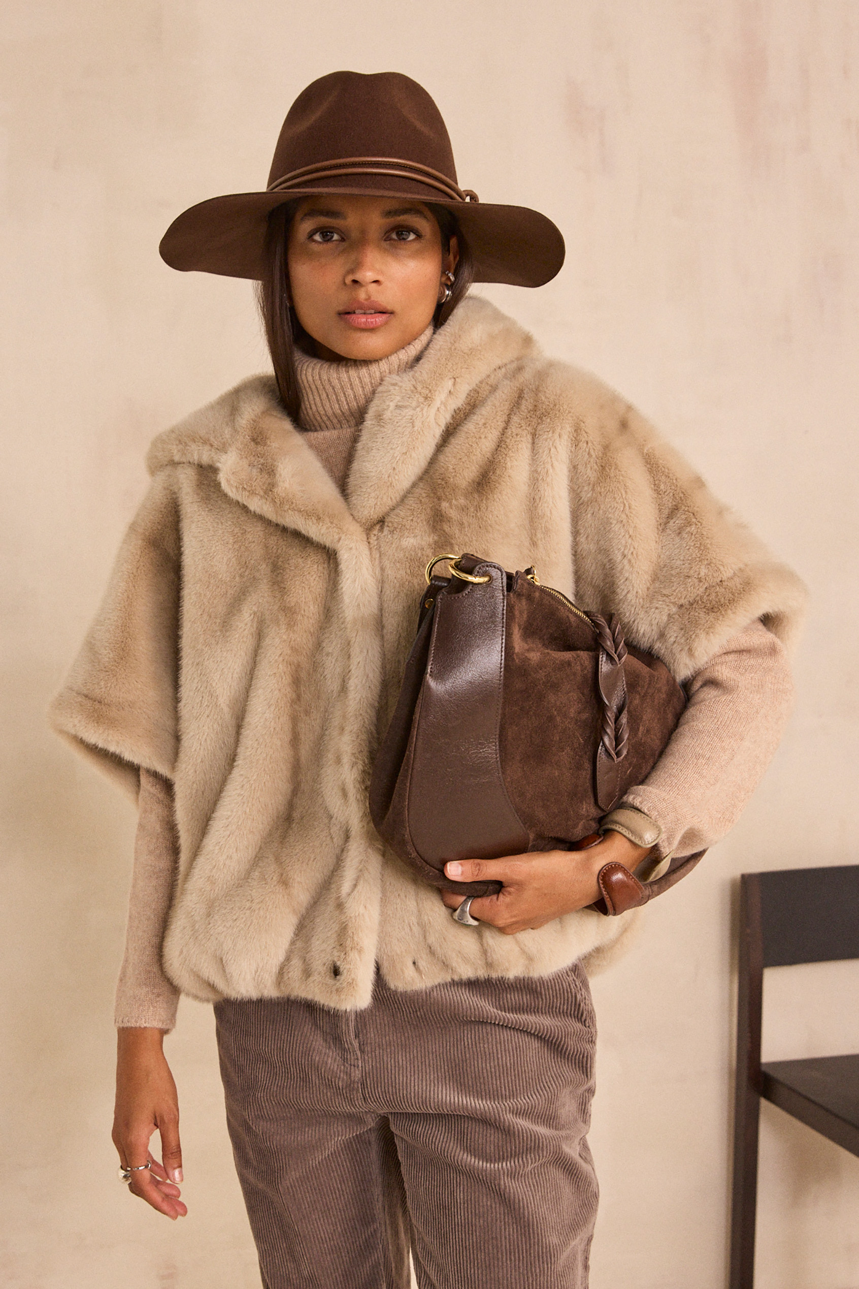 Fluffy-textured cape DAYANA woman | LIGHT MOLE | Maison 123